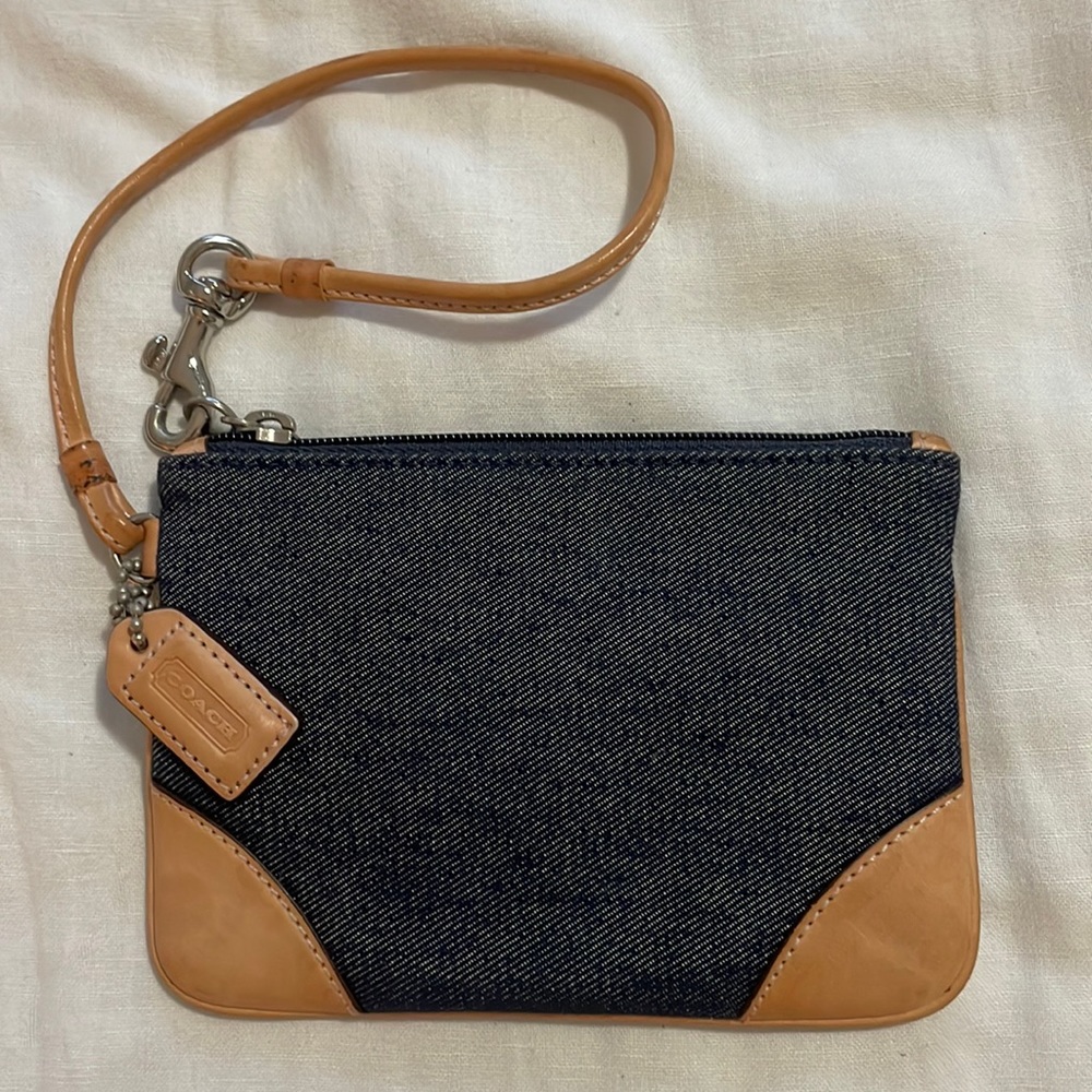 Authentic Coach Wristlet like new !!